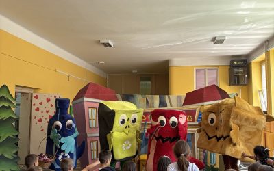 ПРЕДСТАВА „РЕЦИКЛОСАУРУСИ” У ОШ „ПЕТАР ПЕТРОВИЋ ЊЕГОШ”